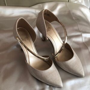Women’s Beautiful Impo heels size 8.5 M cream ivory pointed toe gold strap
